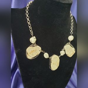 Women's wired stone necklace